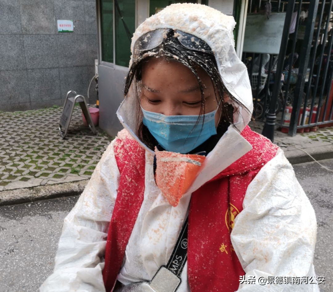 每切一块冻猪肉，就像下了一场猪肉味儿的雪