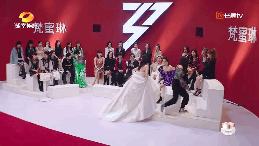 乘风破浪的姐姐黄圣依怎么不淘汰,黄圣依亮相乘风破浪的姐姐亮相