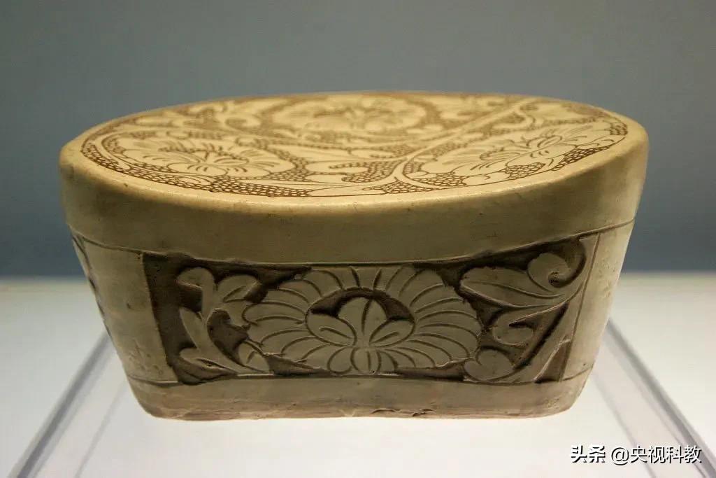 宋朝人把足球画到枕头上，是因为做梦也要踢吗？