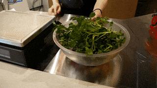 S潮牌在多伦多开了麻辣烫?!开业不到一个月,货柜空了…