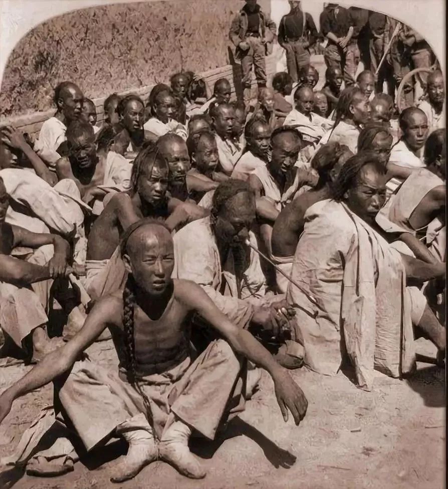 老照片里的旧时光在变幻的生命里,一张老照片展示着时代的变迁