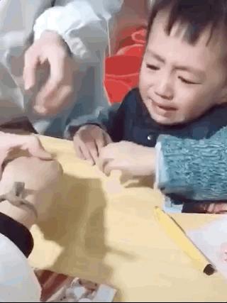 女童被妈妈饿成干尸,亲爸狂扇婴儿巴掌:你不知道,孩子有多爱你