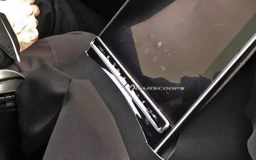 奔驰S换装特斯拉式中控大屏，车主说：更想要外国表！大屏太廉价