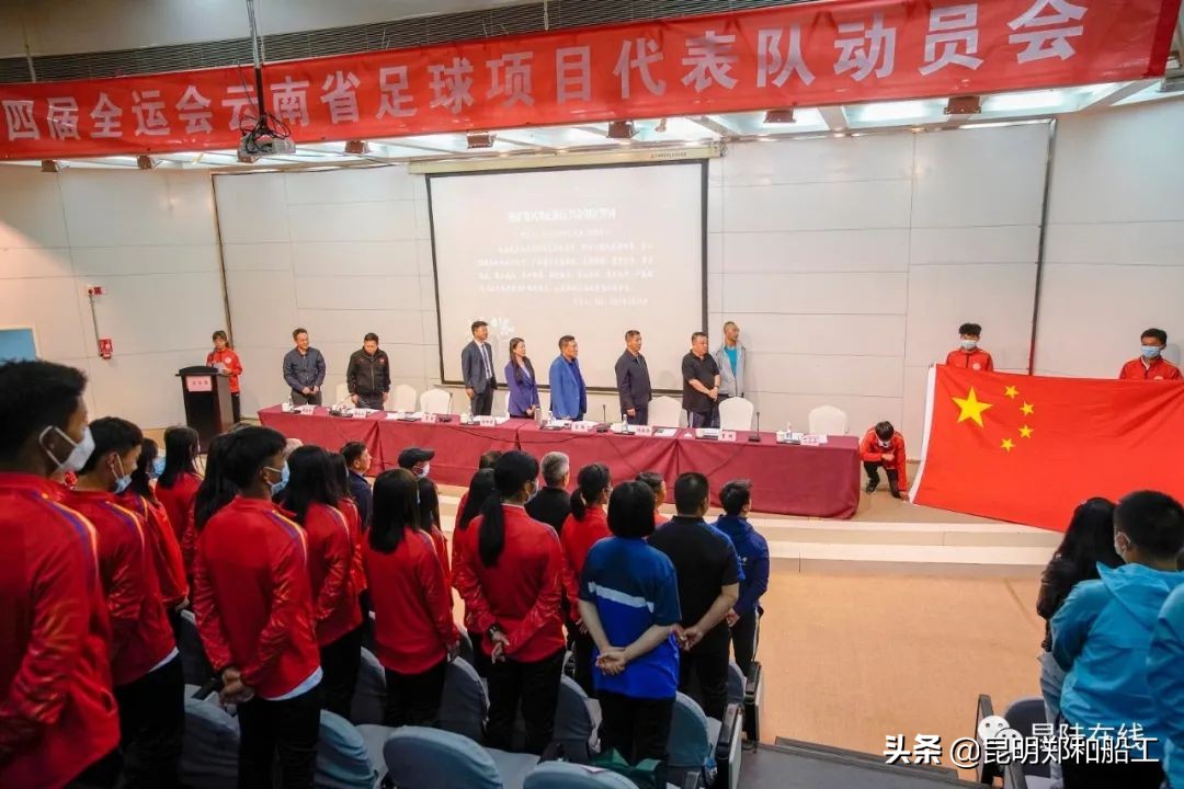 足球队砥砺前行奋进拼搏,凝心聚力团结奋进运动会