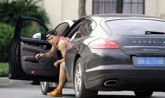 汗颜！男足年薪千万，女足姑娘却在论坛收二手球鞋