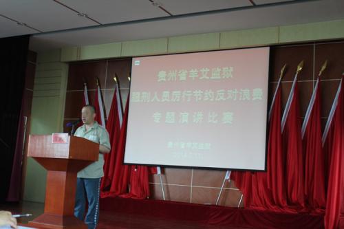 监狱狱警可以和犯人近距离说话么,犯人和狱警谈话必须蹲着