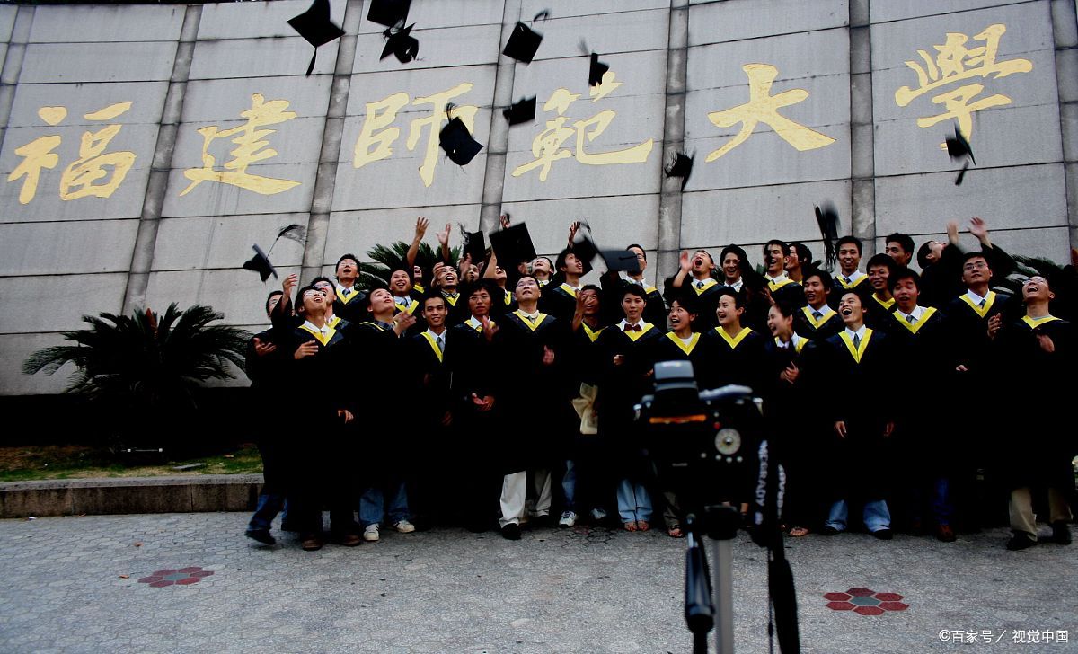 想当小学老师需报考什么大专,小学教育就业出路有什么