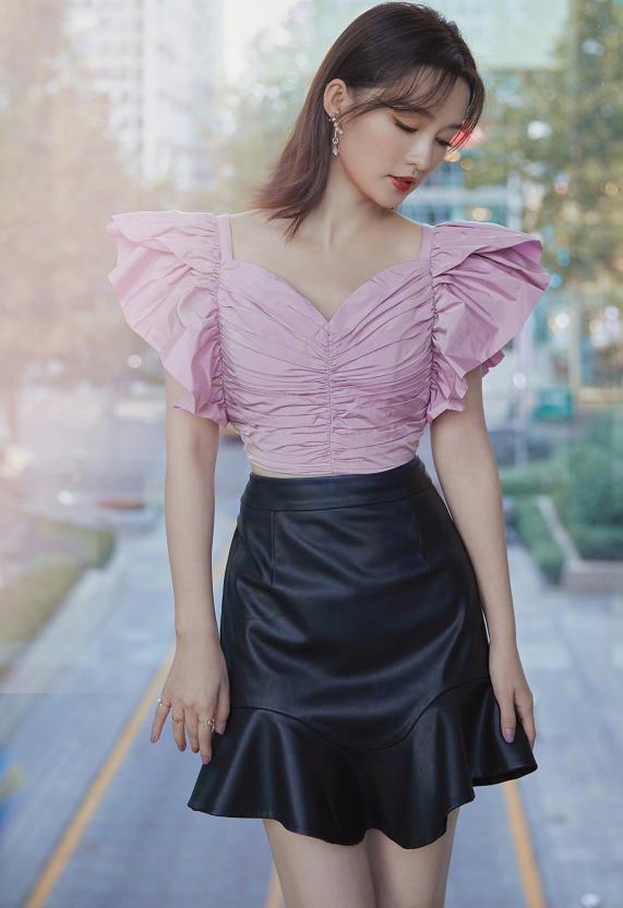 李沁红毯私服穿搭,李沁穿白色蕾丝裙美出新高度