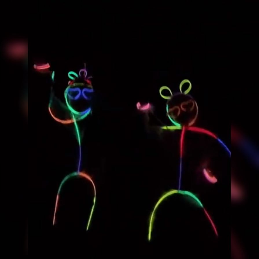 用荧光棒关灯跳舞小女孩踢小狗,荧光棒挂身上关灯跳舞的小孩