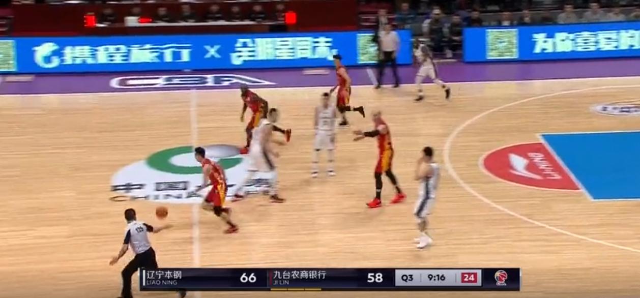 cba教练大闹技术台,cba裁判再次惹争议