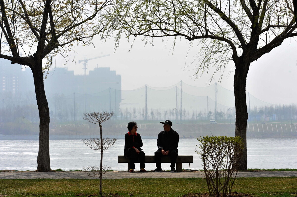 人生是一趟单程车有人来有人走,人生像一趟有来无回的列车