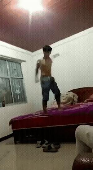 4个大男人拼命去拱猪屁股，这是在干啥？猪：吃不消了一个一个上