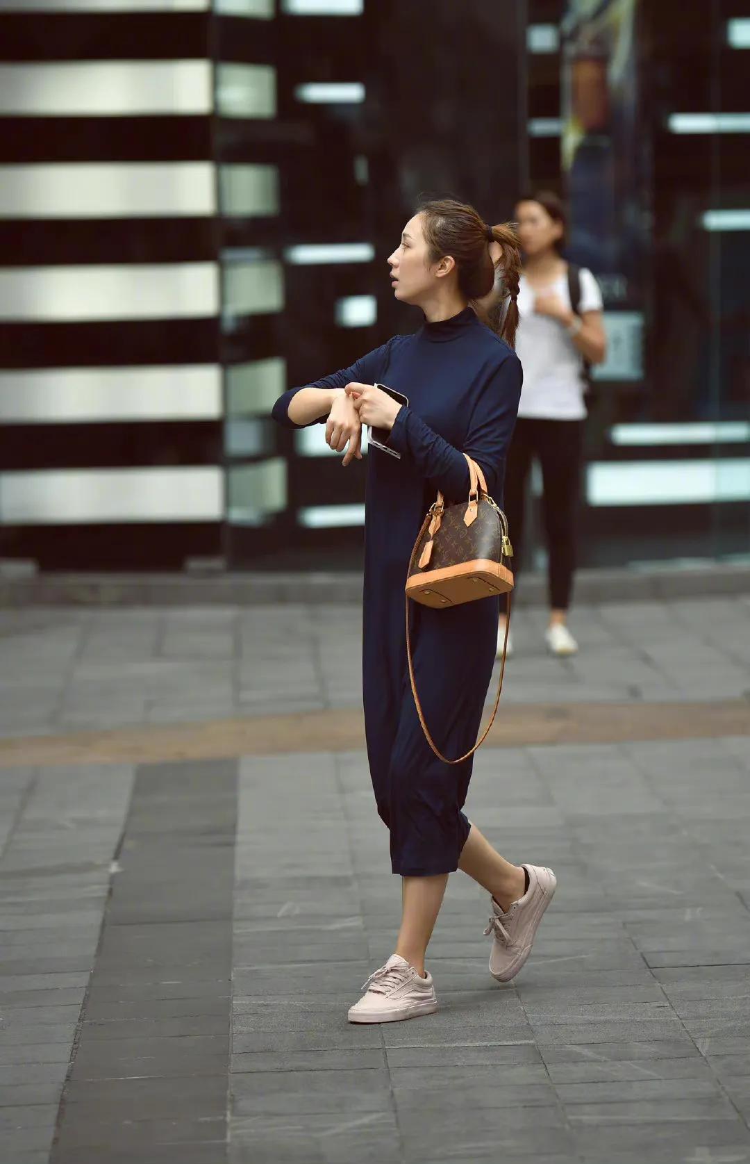 lv包时尚穿搭,lv棋盘格女包中号街拍