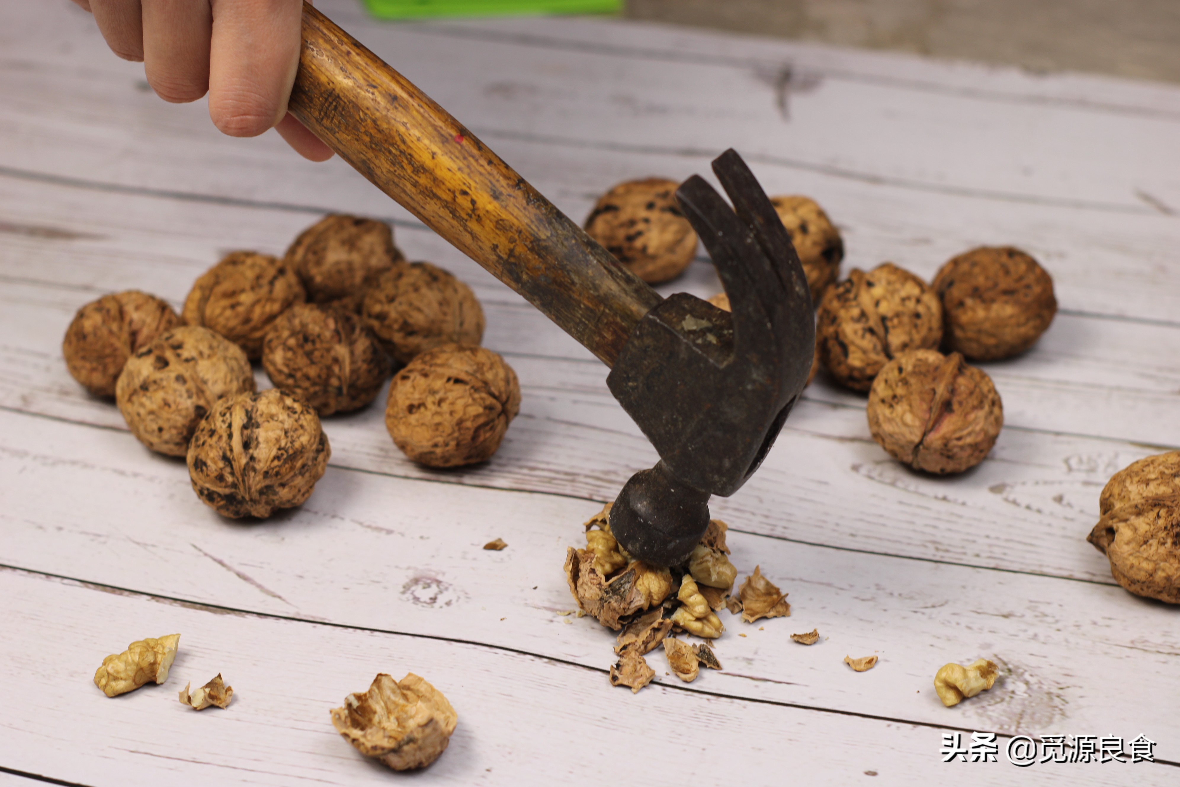怎么快速剥完整的核桃仁,快速剥新鲜核桃小妙招
