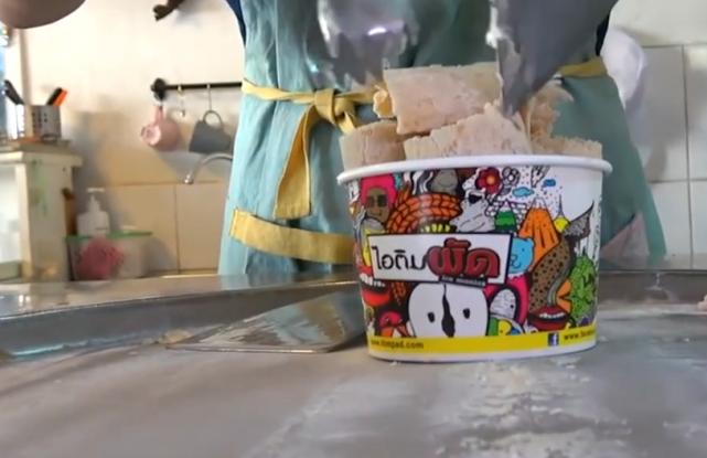 小姐姐用星巴克咖啡“炒菜”，一份接近40元，网友：贵的是咖啡