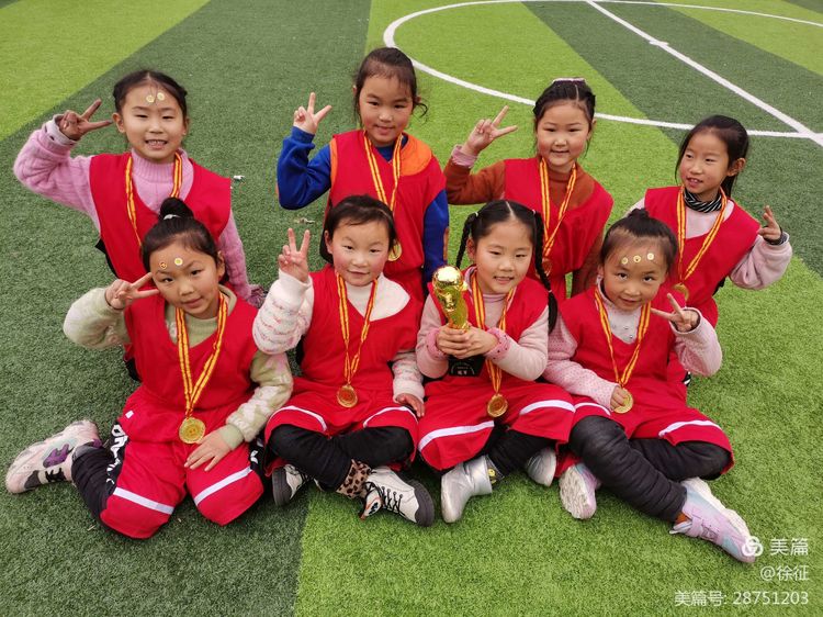 足球比赛小学足球联赛,足球少年展英姿