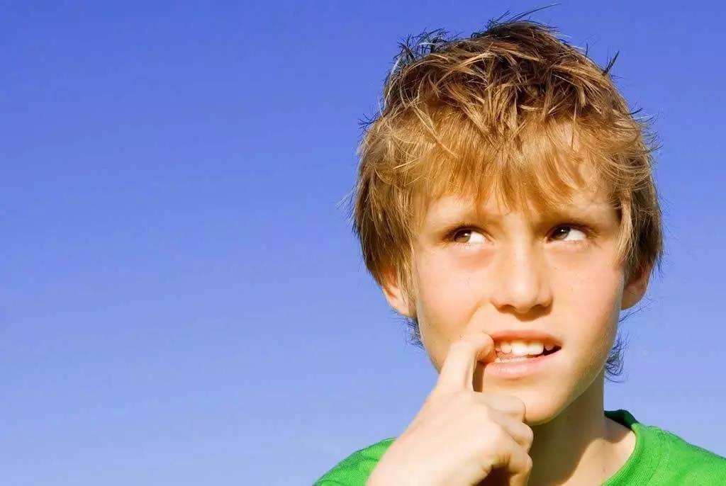 11个月宝宝每次睡前吸手指怎么办,八个月孩子吸手指睡觉怎么戒掉