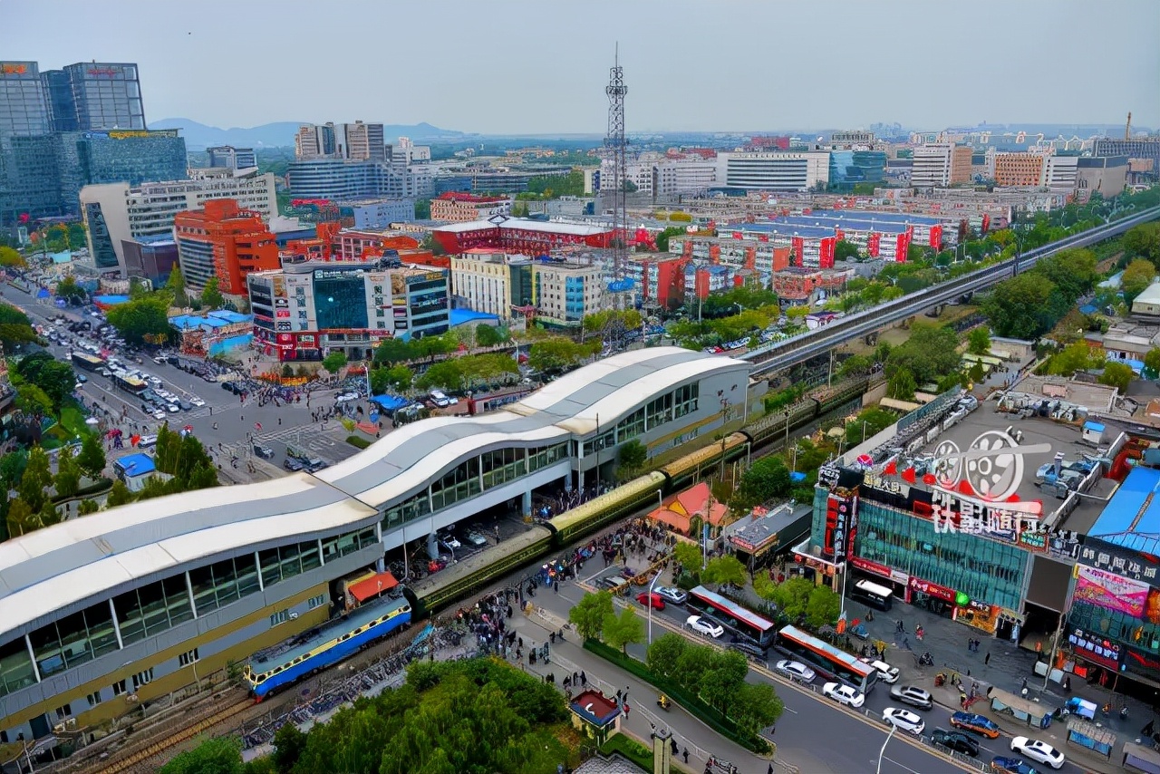 火车来了行人车辆请注意安全,行人车辆请注意火车就要来了