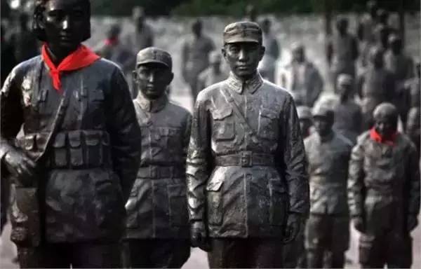 嫌工资低辞职光脚坐在火车站,成都市副市长辞职