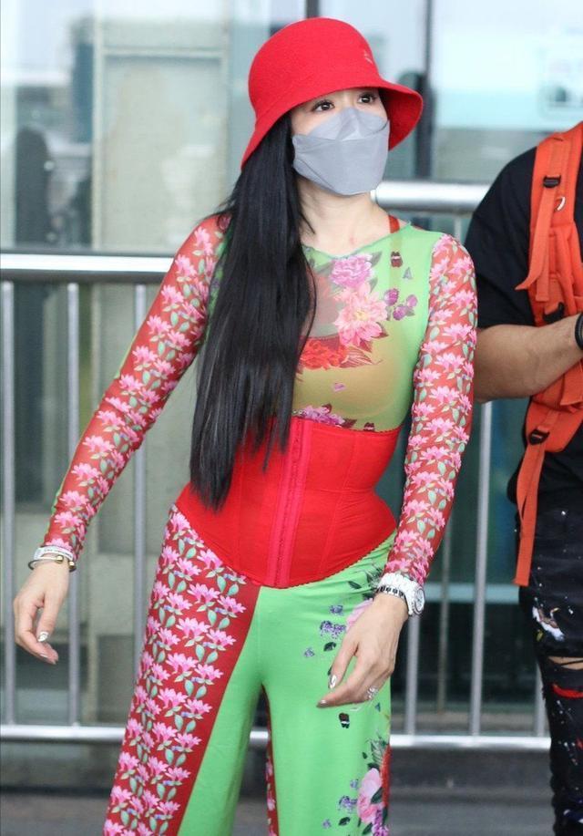 钟丽缇穿吊带外出超自信,钟丽缇穿黑色健美裤