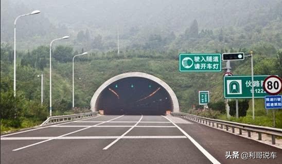 高速问号加灯泡什么意思,高速公路灯泡标志是什么意思