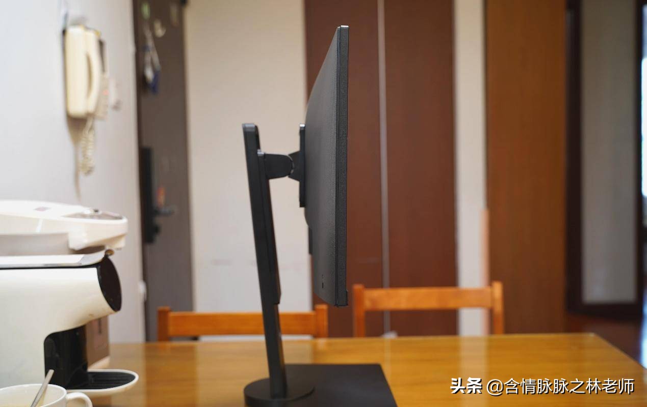 办公桌面打造,笔记本桌搭外接显示器精致布局