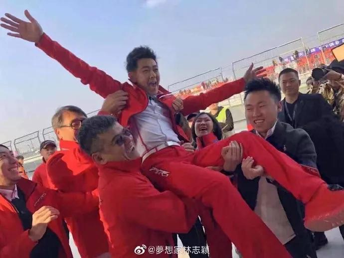 演艺圈里的职业赛车手,他是三个孩子的爸爸的英文怎么说