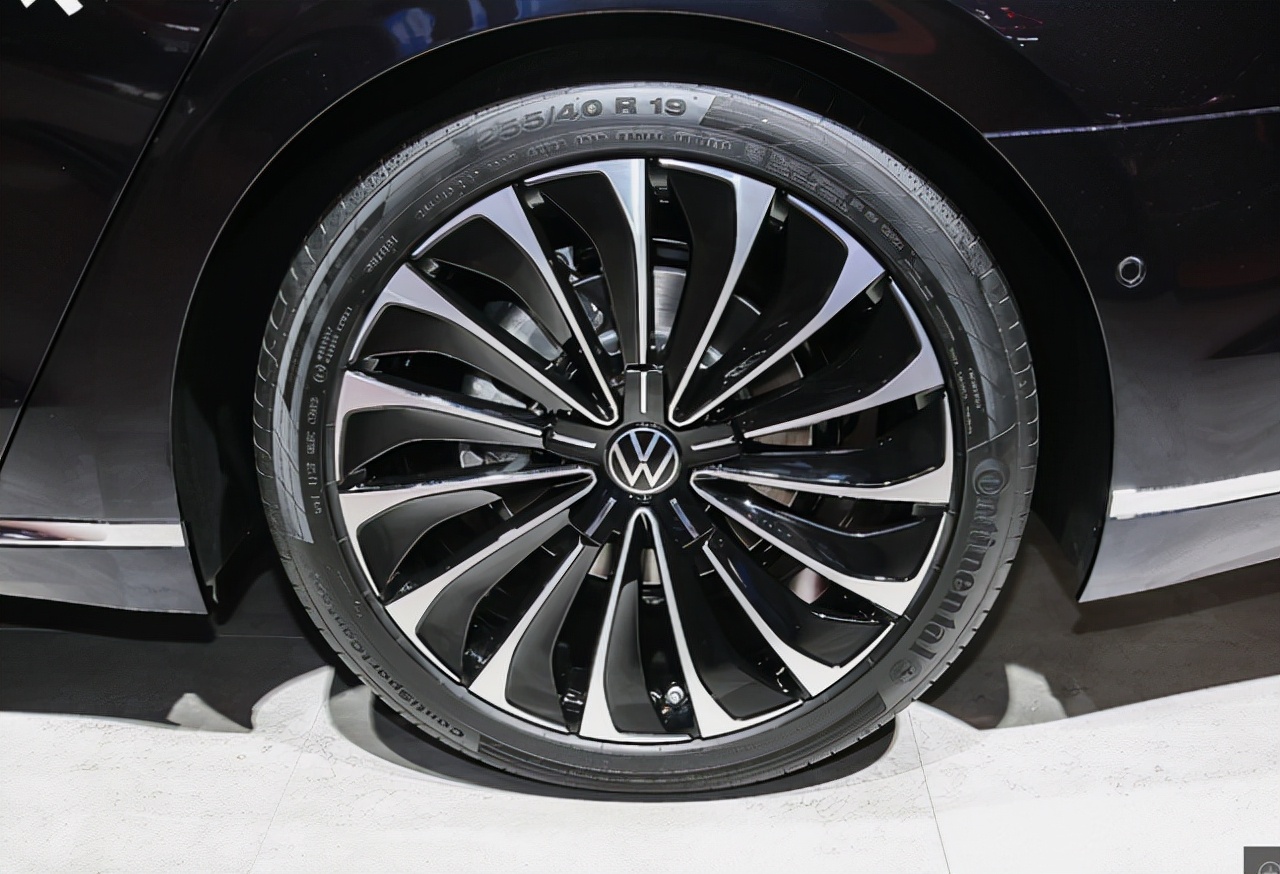 30多万就敢配后排冰箱，有空气悬架与16个音响，大众辉昂你喜欢吗