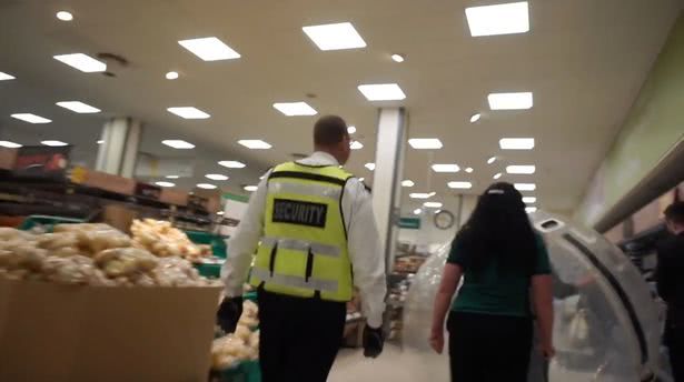 英国女子穿气球逛超市,英国女子进充气球一路滚进超市