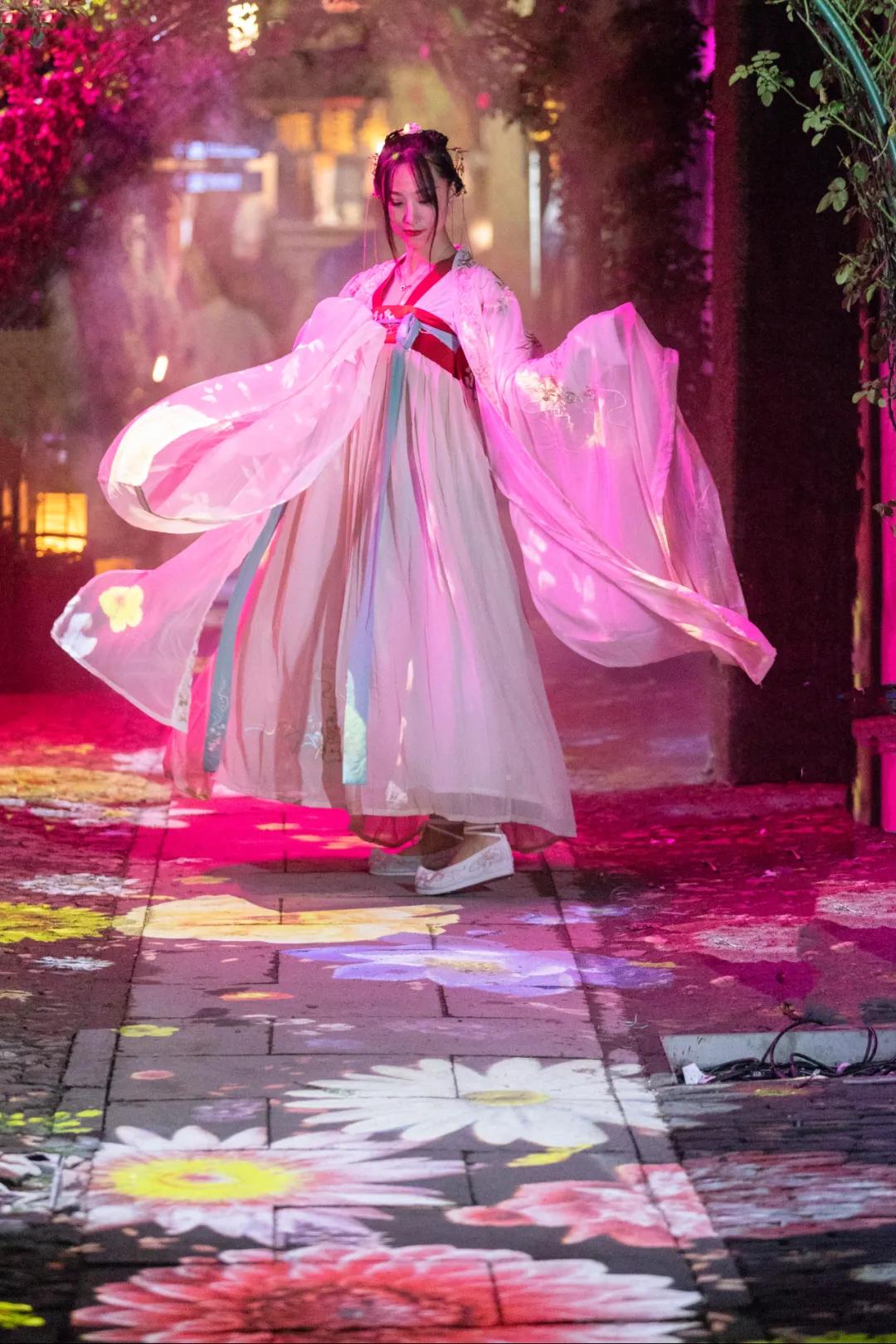 穿汉服赏花灯猜灯谜,苏州周庄古镇汉服