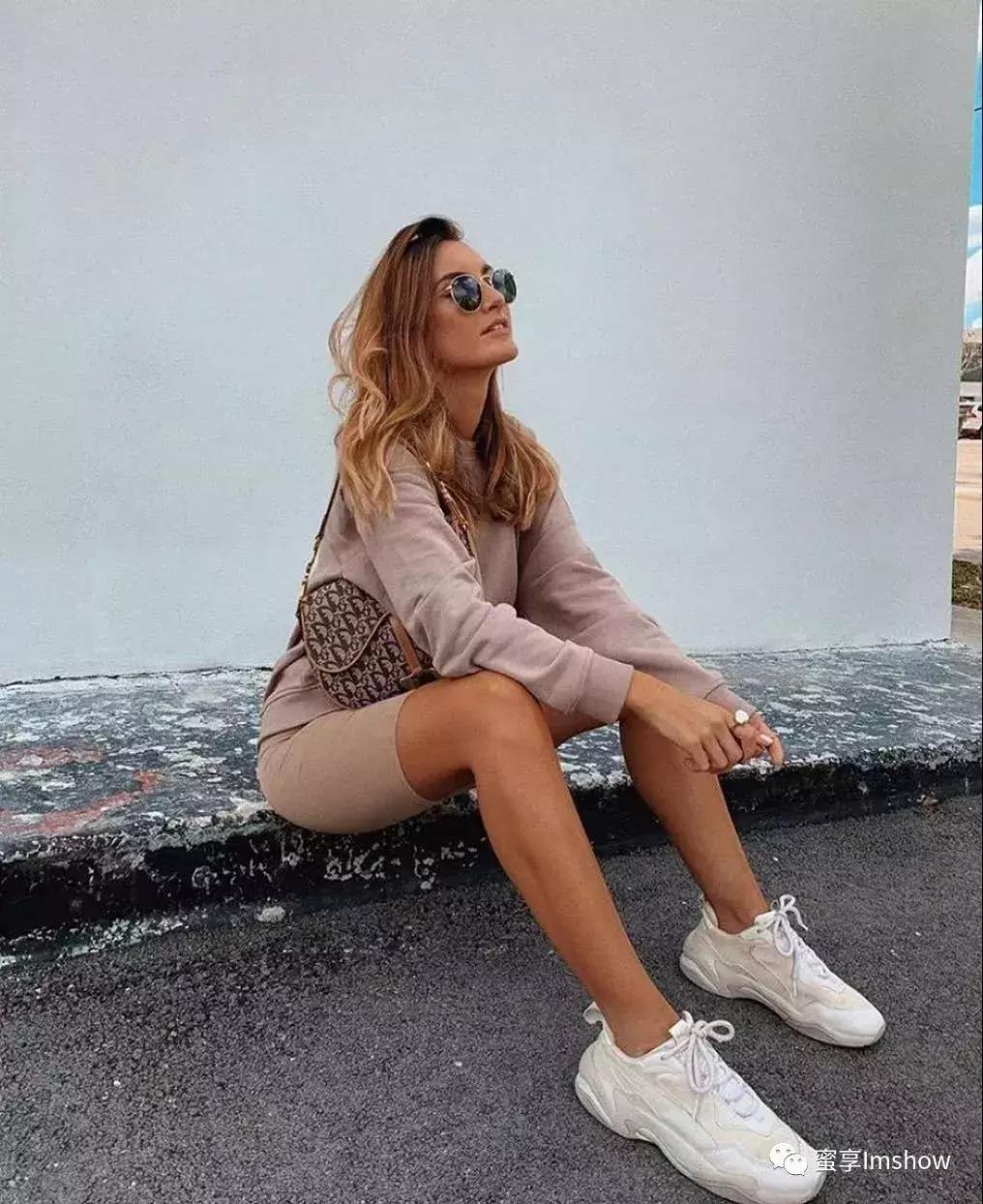 小白鞋如何穿搭30岁,职场小白鞋搭配技巧男士