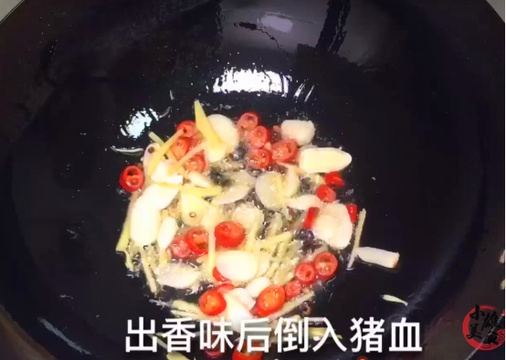 炒猪血猪血要过水吗,炒猪血不放姜