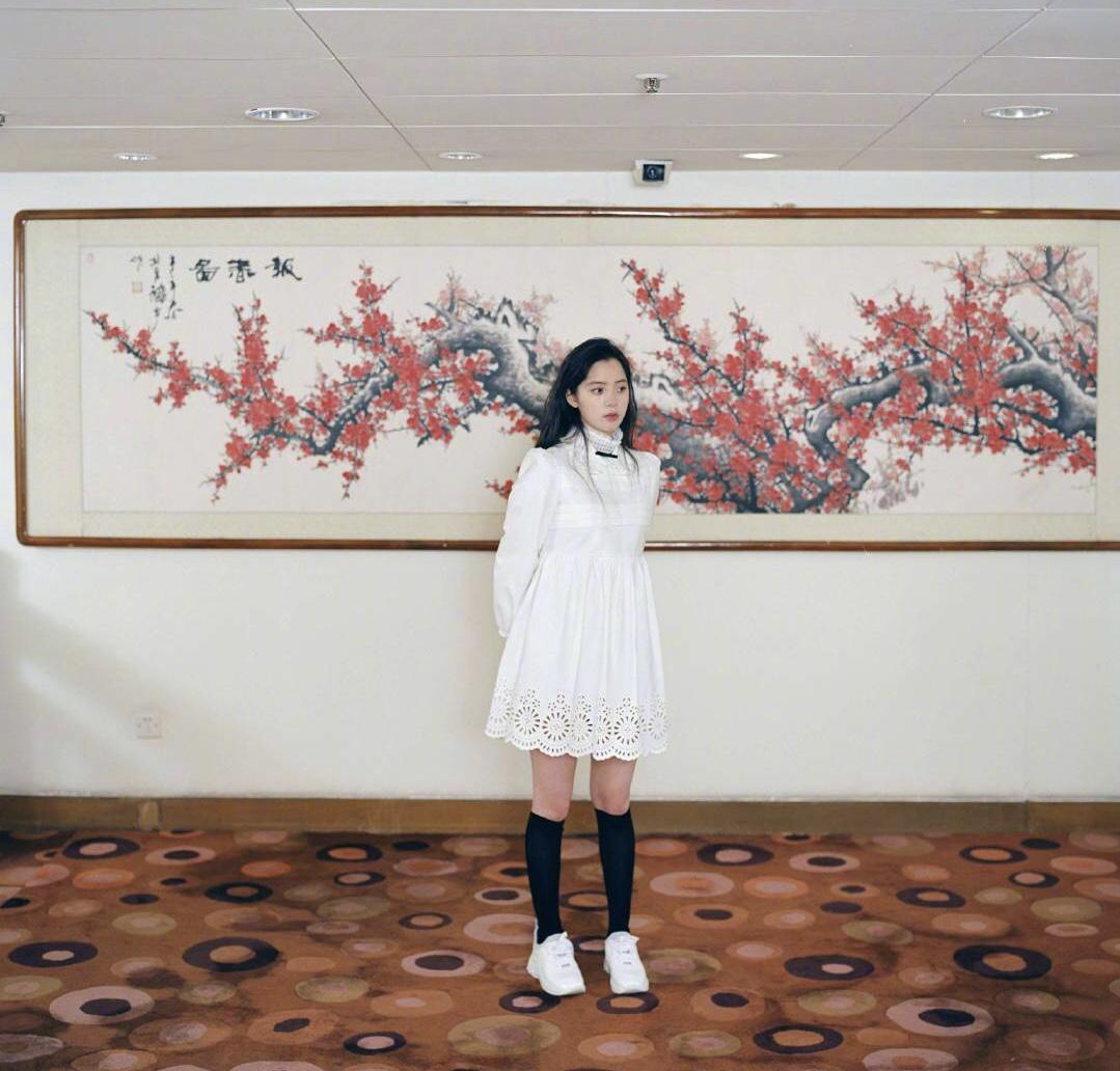 杨超越几千块衣服呈现200块风采?小花齐穿miumiu差别竟然这么大