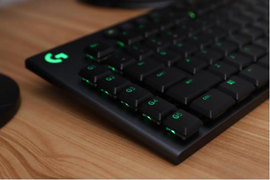 罗技6930电竞耳机,罗技g系列打游戏鼠标哪个好用