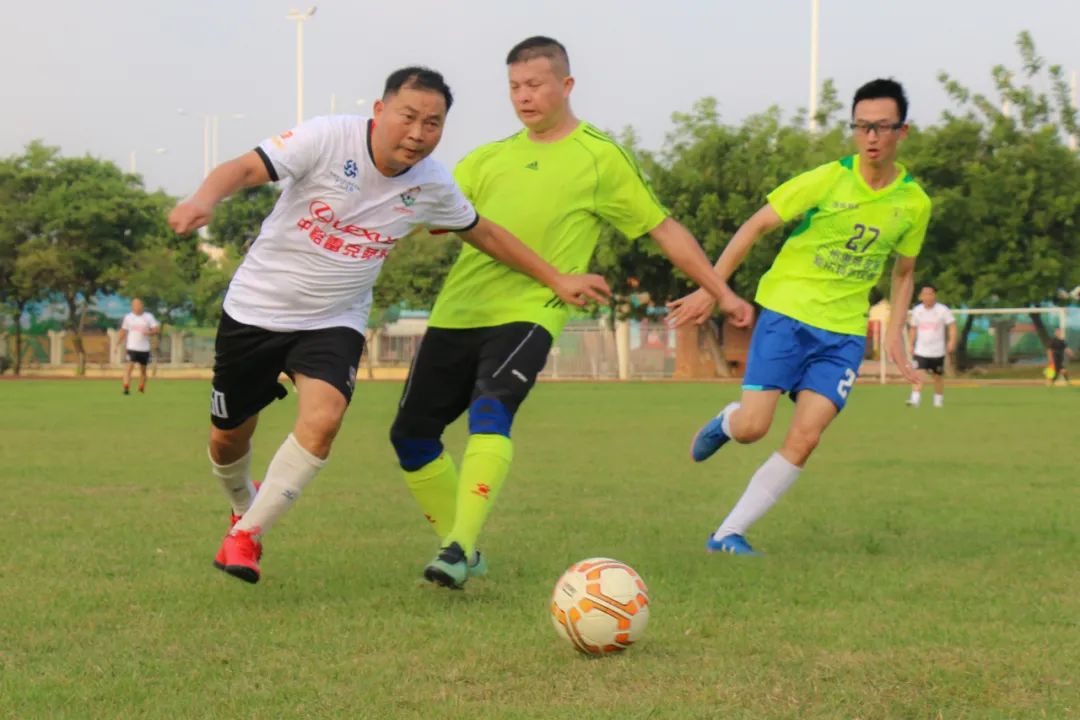 当足球之乡球队与广州高校校友冠军“激情相遇”,你更支持谁?