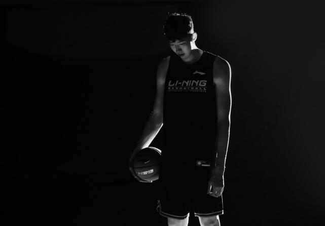 击碎谣言！周琦签约李宁征战澳洲联赛球迷：兑现承诺的真男人