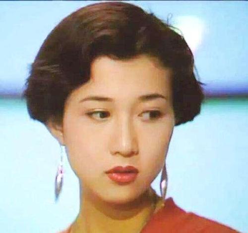 插足成龙家庭，被母亲骂“*鸡做**都没人要”，女儿离家改姓娶同性