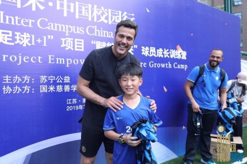 今天，这支小学生足球队迎来了国际足球明星！孩子们都乐疯了