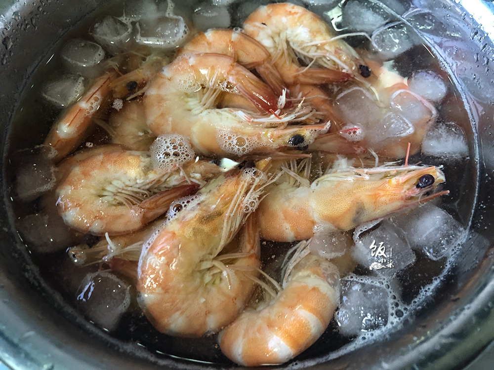 吃虾挑虾线的简单正确方法,虾如何去虾线和虾的胃