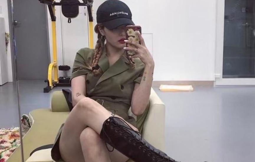 周洁琼关晓彤军绿色连衣裙,关晓彤泫雅