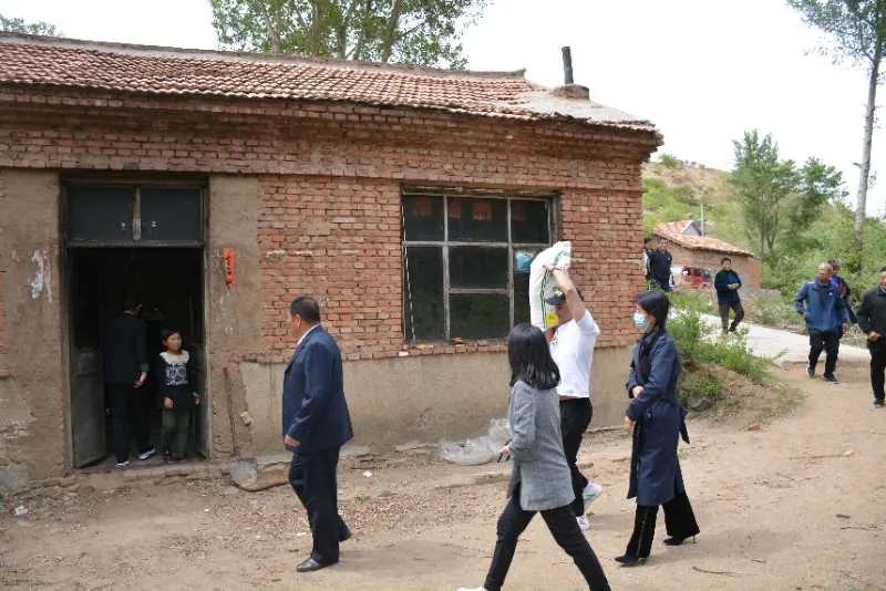 爱心桥护航学生,贫困小学爱心捐赠