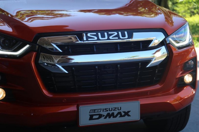 五十铃dmax是进口发动机吗,五十铃d-max对比大通皮卡