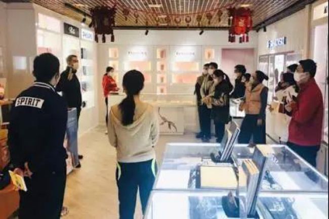 “代购”“厨子”“保洁”“学生”集齐一身，免税人全员出击