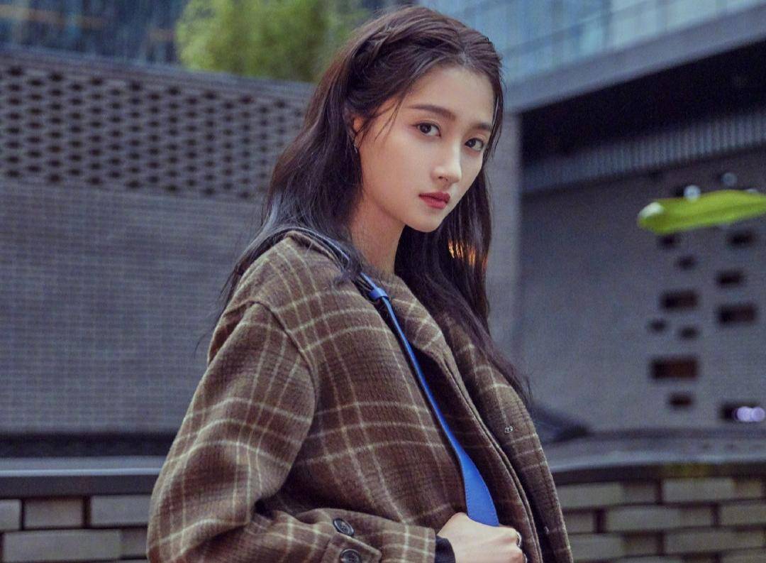 关晓彤素颜起床片段,关晓彤深夜秀香肩