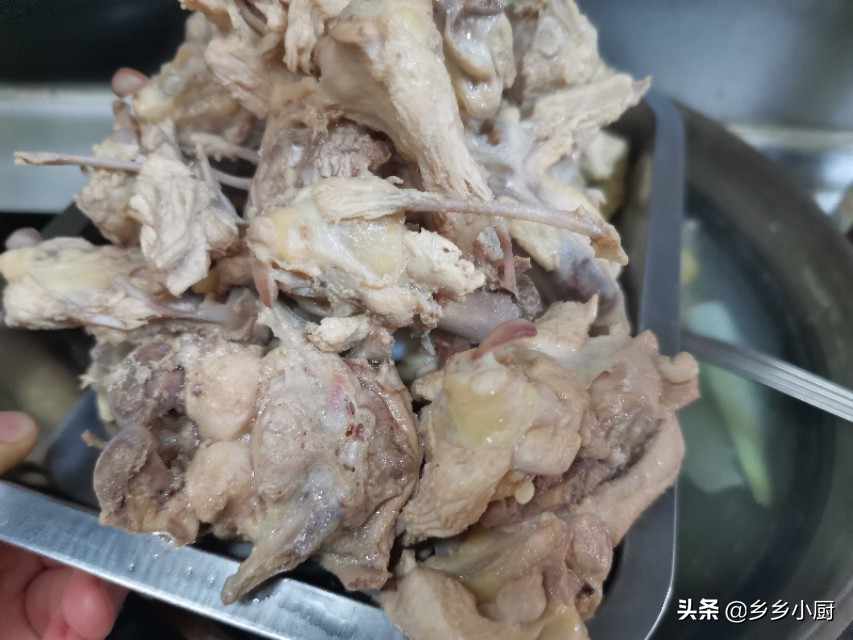 20元钱买了3斤鸡锁骨，用了这种做法来做，又麻又辣，好吃到吮指