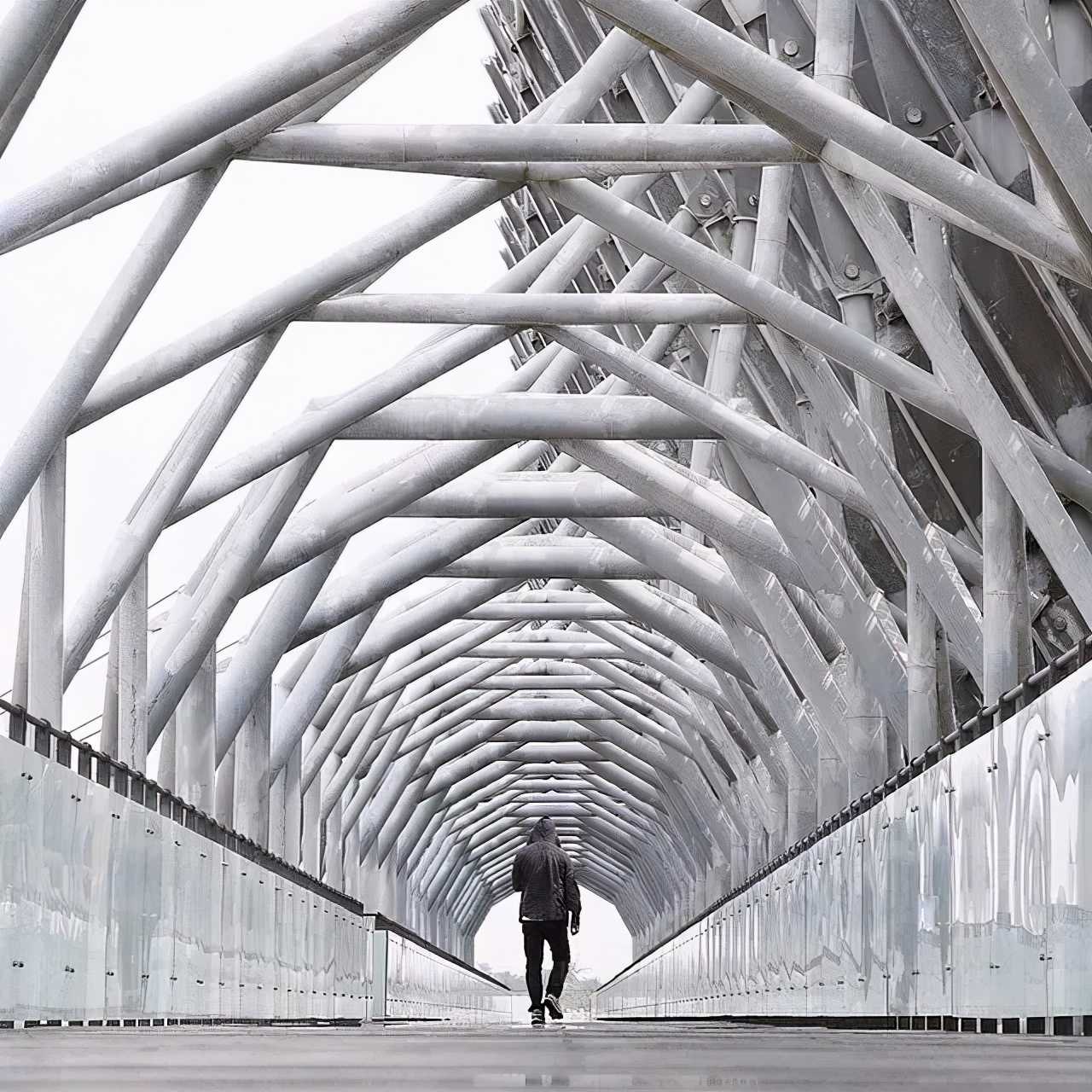 旅游景点男生拍照姿势怎么摆,男生山顶晚霞摄影拍照姿势高清