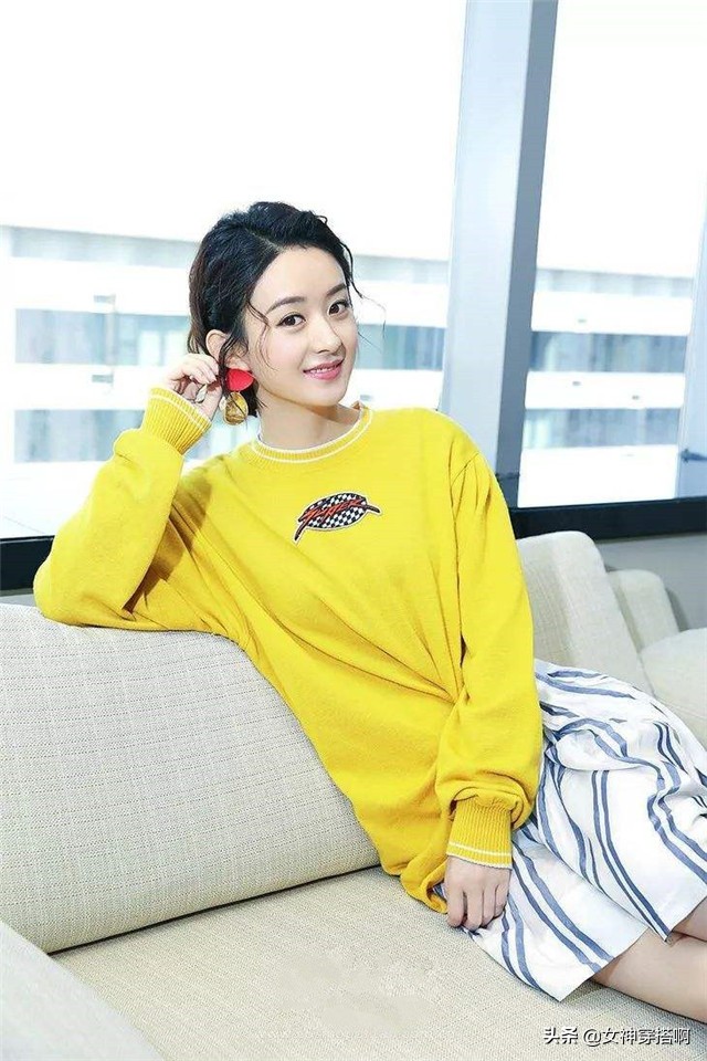 小个子这样穿卫衣时髦又显高,卫衣别再配裤子了