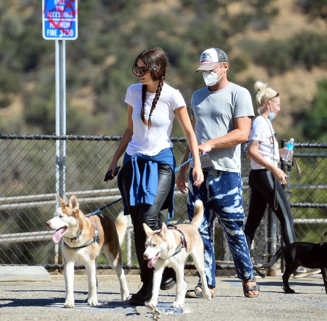 莱昂纳多超模女友惊现街头,莱昂纳多女友穿搭