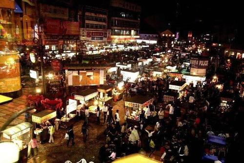 从地摊经济的现实意义，找出地摊经济突然“火爆”的原因。