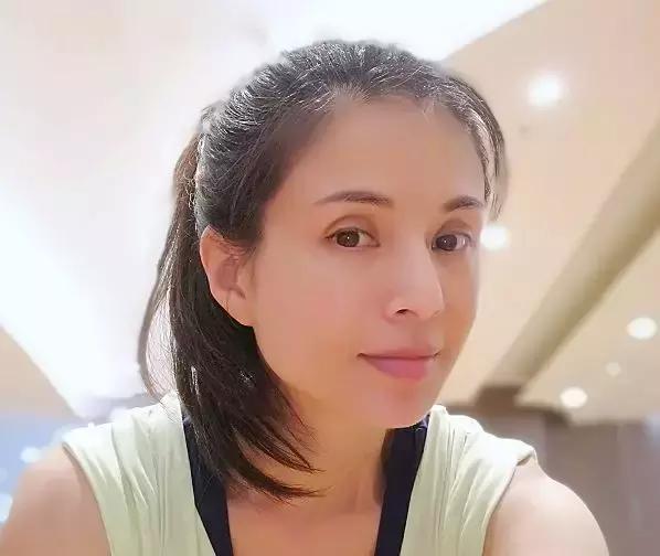 56岁的李若彤怎么保持身材的,小龙女李若彤健身前后对比